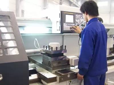 一個(gè)普通數(shù)控操作工的一天，說出來都是淚啊